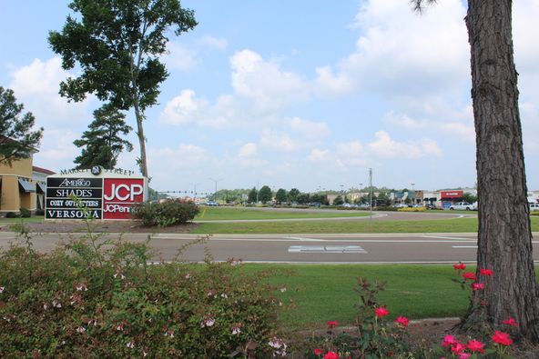 Former Corner Bakery: 108 Market St, Flowood, MS 39232
